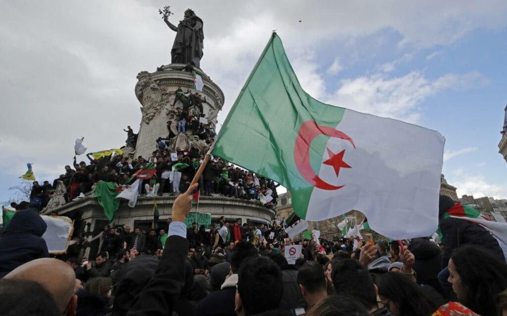 Президент Алжира отказался от власти из-за протестов