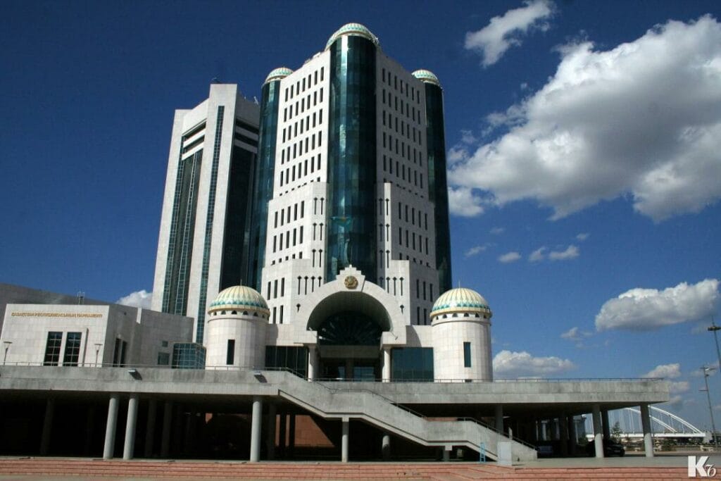 Праздник приветствия предлагают ввести в Казахстане депутаты Сената