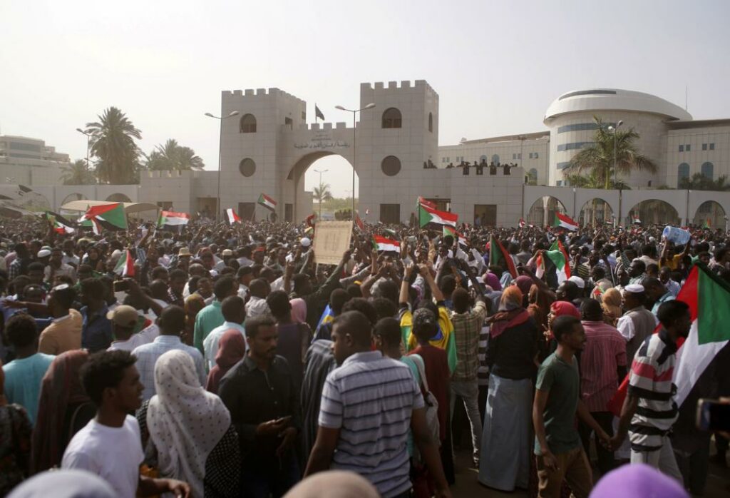 Reuters: Президент Судана ушел в отставку после почти 30 лет у власти