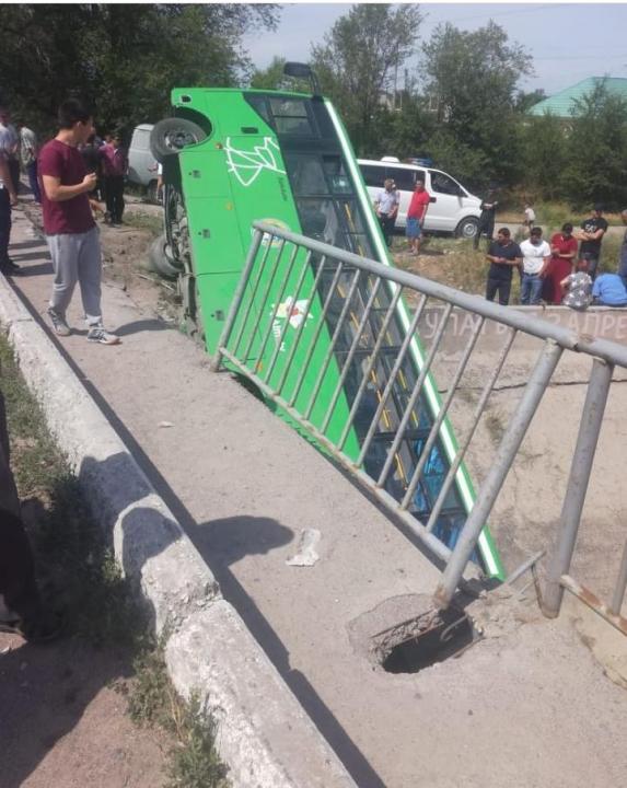 Автобус с пассажирами упал с моста в Алматы