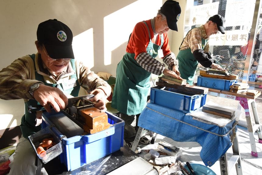 Японские работники-пенсионеры. Фото: Toru Yamanaka / Agence France-Presse / Getty Images