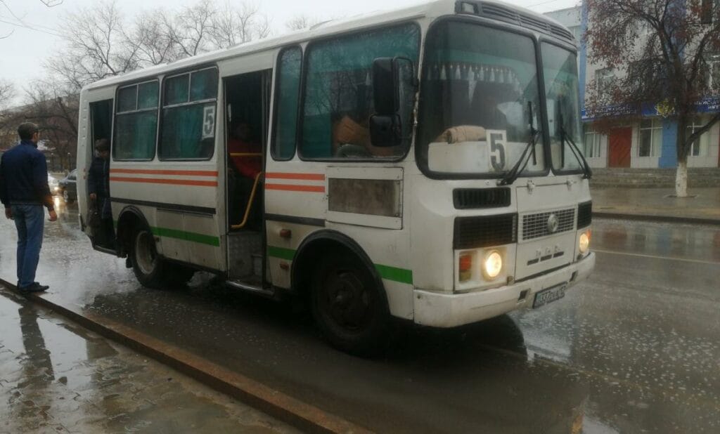 В Актау перевозчики отказываются бесплатно возить льготников