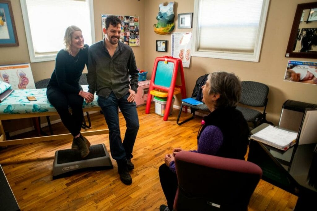 Разговор с медсестрой-акушеркой. Фото: Lido Vizzutti / The Wall Street Journal