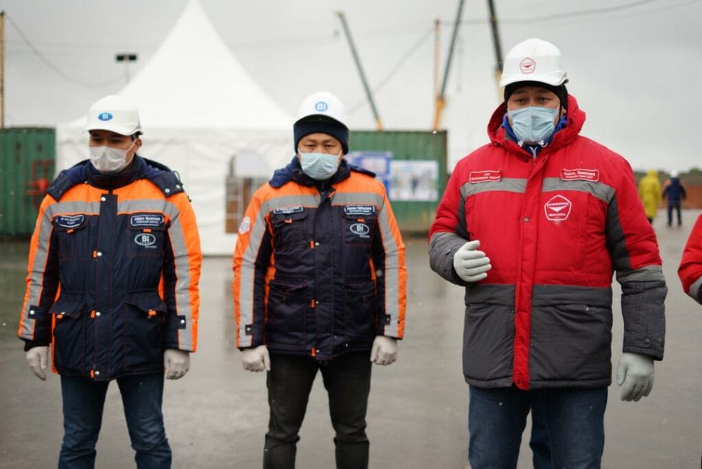 Слева направо: директор BI Group Almaty Айдос Мукатаев, руководитель проекта в Алматы Арман Кабылкас, начальник отдела безопасности и охраны труда Адиль Бажикеев. Фото: Офелия Жакаева