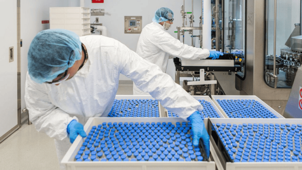 Лаборанты на предприятии Gilead Sciences в Ла-Верн (Калифорния) загружают флаконы с ремдесивиром, 18 марта. 
Фото: Gilead Sciences/Reuters