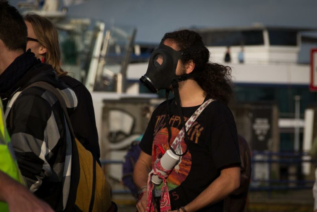В Монреале полиция разгоняла демонстрантов слезоточивым газом