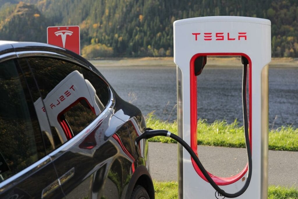 Tesla выпустила электромобиль-чемпион