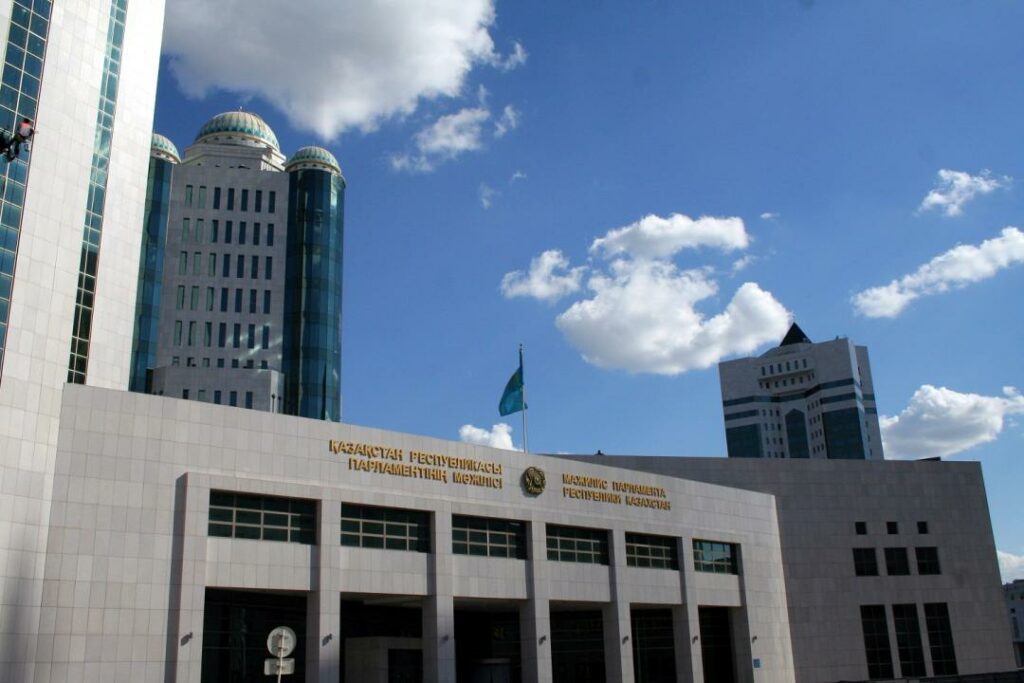 Казахстанские депутаты уйдут на каникулы 1 июля