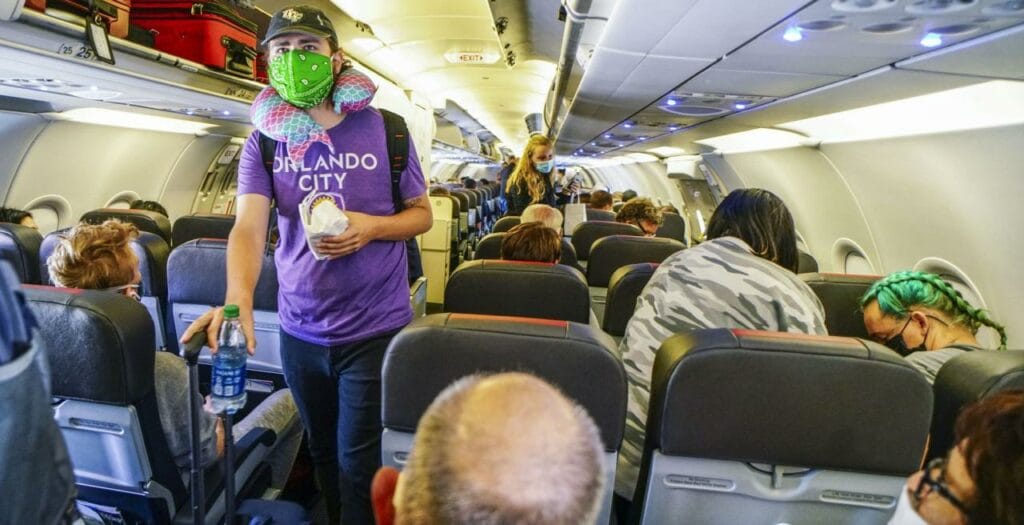 Посадка пассажиров на рейс авиакомпании American Airlines в Сан-Диего. Фото: Sandy Huffaker / Getty Images