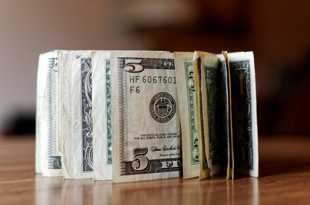 Доллар торгуется на уровне 401 тенге
