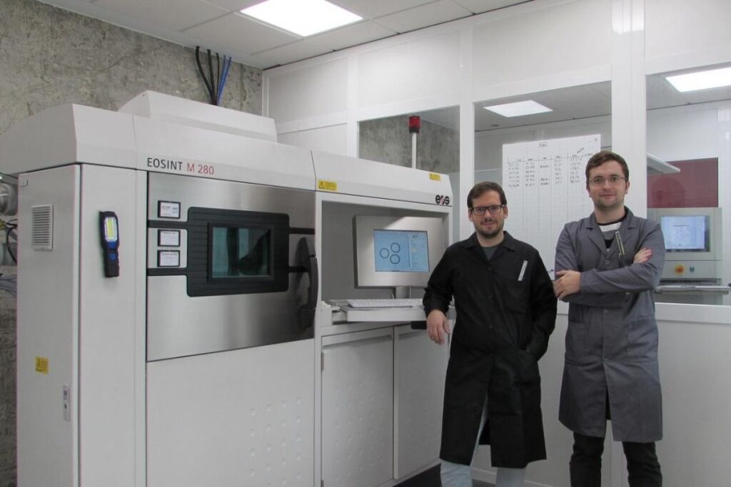 Менеджеры испанской компании Aenium Engineering, которая вместо деталей для аэрокосмической индустрии теперь выпускает фильтры для защитных масок. ФОТО: AENIUM ENGINEERING
