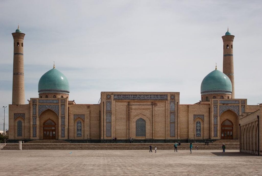 Заболевшим COVID-19 туристам в Узбекистане выплатят $3 тыс.