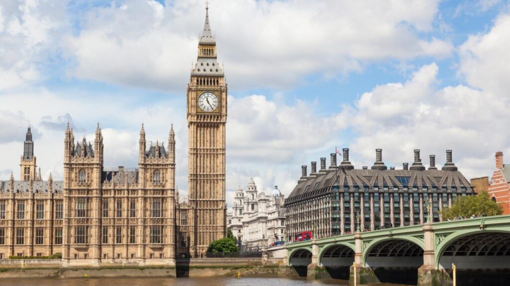 Ұлыбритания карантин режимін үш аптаға ұзартты