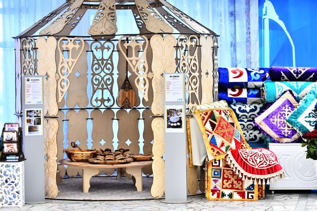 Екібастұздық кәсіпкер ағаштан кәдесый жасайды