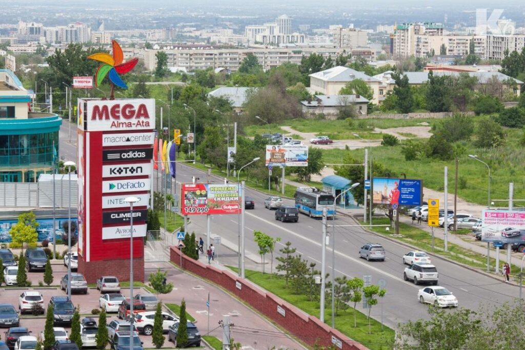 В Казахстане сняли запрет на работу торговых центров