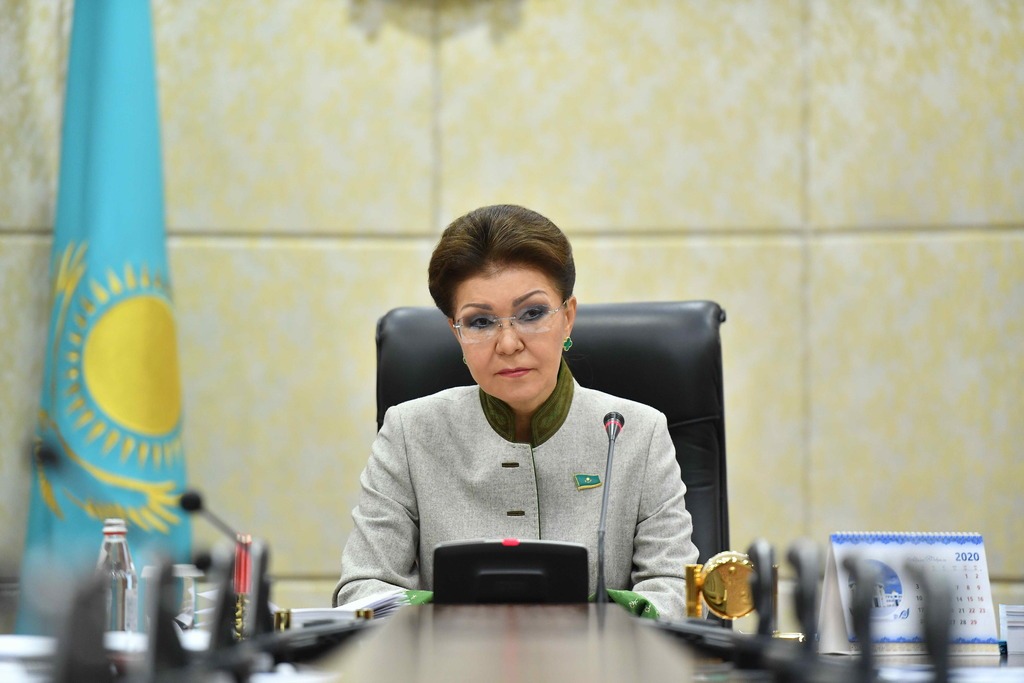 Назарбаева посоветовала депутатам обратить внимание на доходы казахстанцев