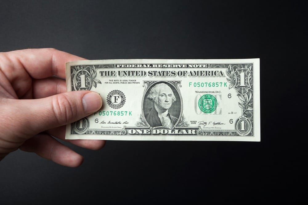 Цена за доллар в обменниках взлетела до 402 тенге