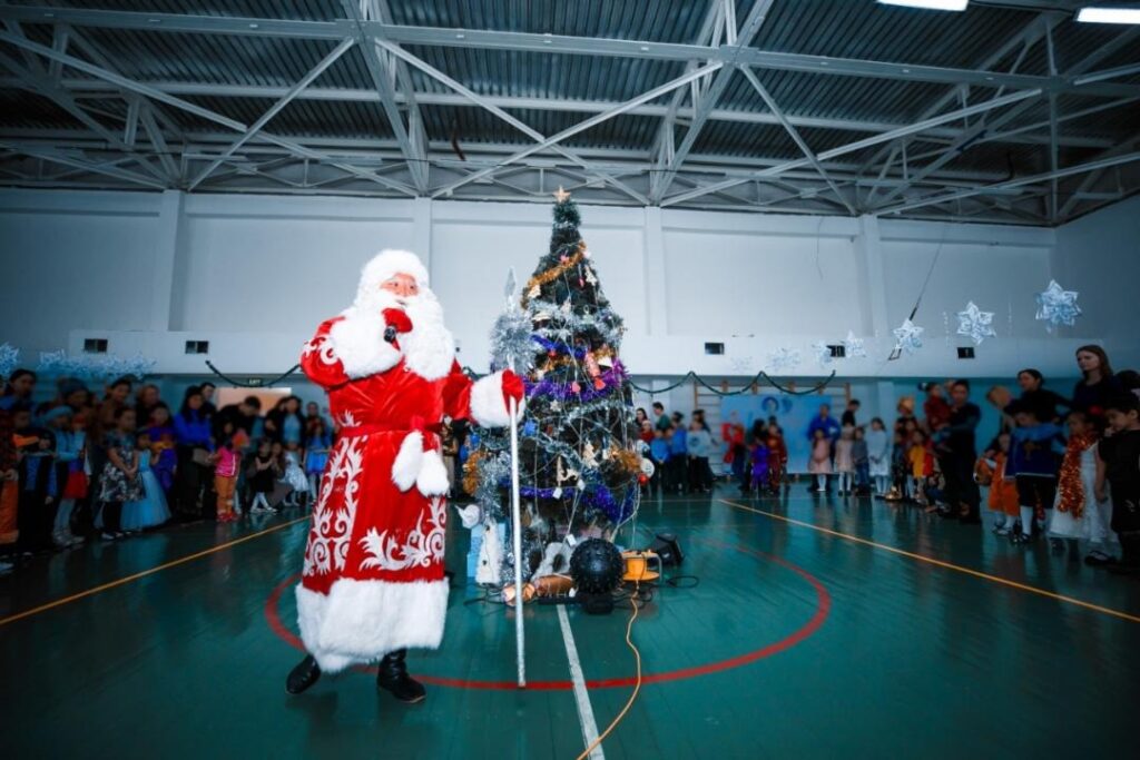 Фонд соцмедстрахования в Нур-Султане провел новогоднюю елку для особенных детей
