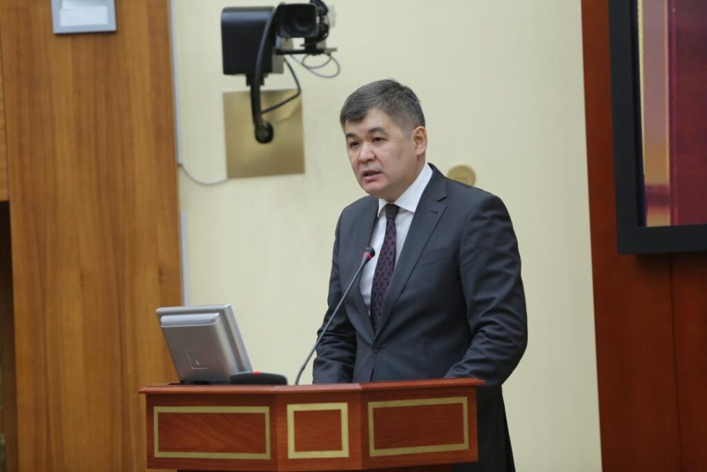 Казахстанским врачам обещают зарплату в полмиллиона тенге