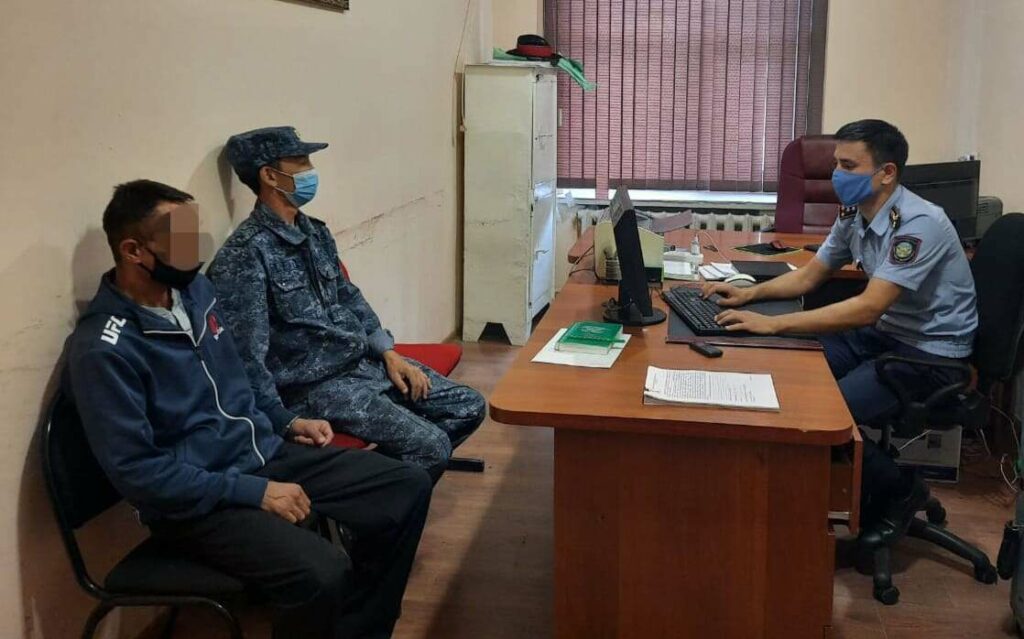 Есірткі сатпақ болған ер адам ұсталды