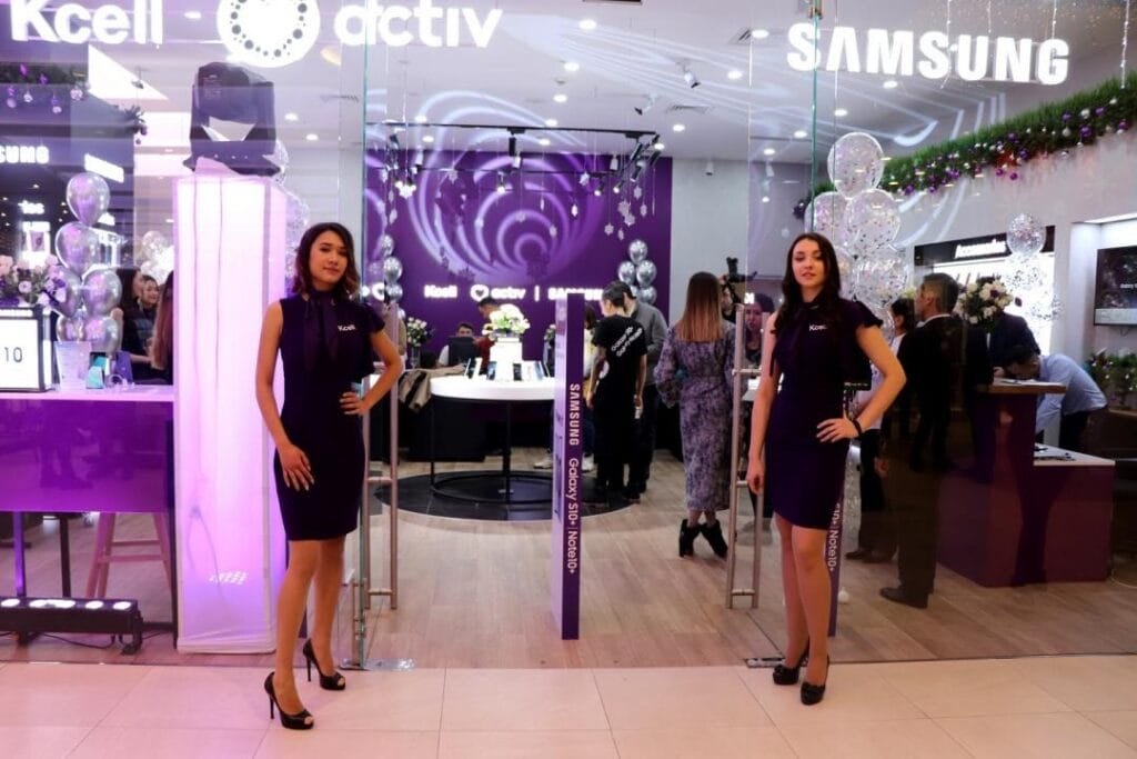 Первый в стране кобрендинговый магазин Kcell/activ|Samsung открылся в Алматы