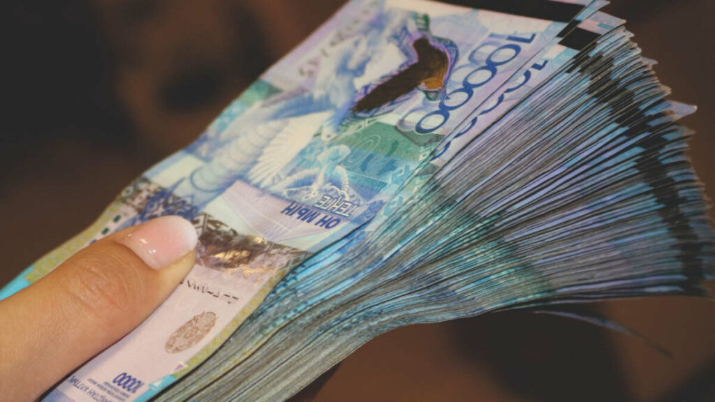 Досының атынан жасырын түрде 14 жерден несие алған ер адам ұсталды