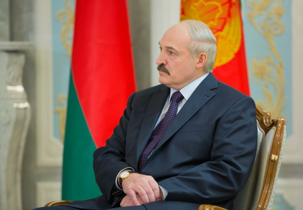 Лукашенко заявил Казахстану об опасности вмешательства в выборы