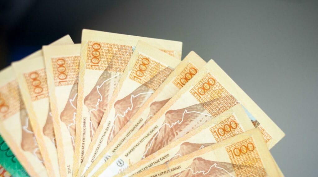 Объем наличных денег снизился за месяц в Казахстане