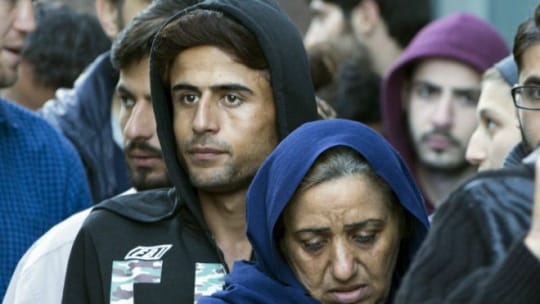 Испания жағалауында мигранттар мінген кеме жарға соғылып, апатқа ұшырады