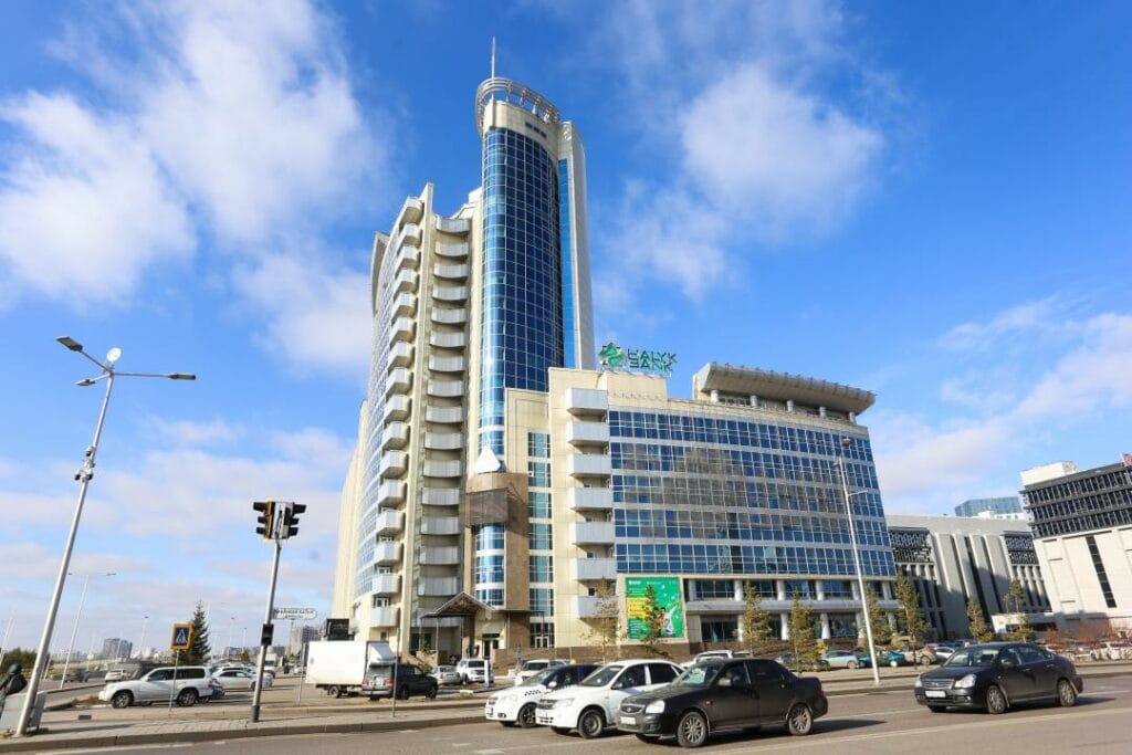 В каких банках казахстанцы предпочитают хранить деньги