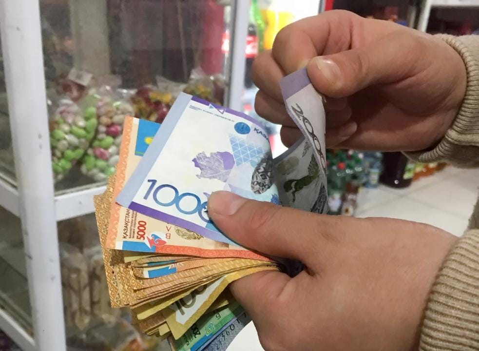 Казахстанцы все реже используют наличные деньги