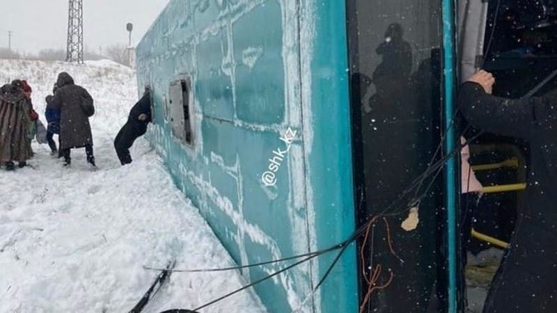 В Карагандинской области опрокинулся пассажирский автобус