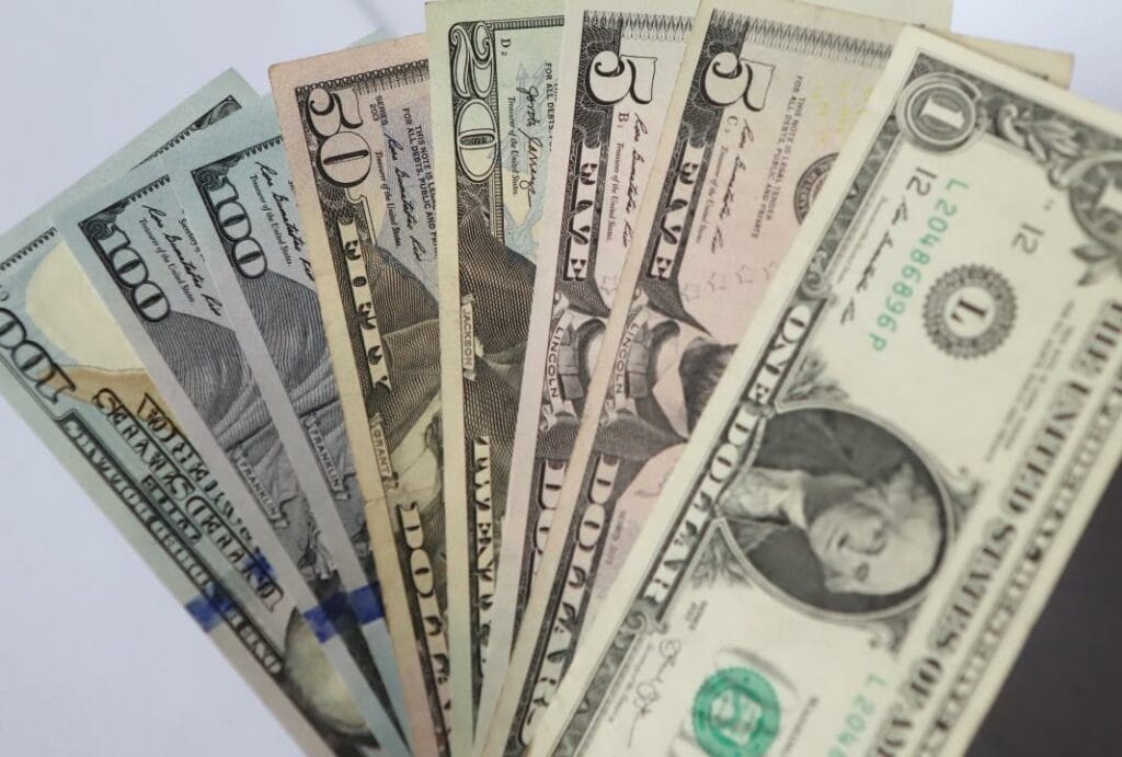 Казахстанцы купили в октябре иностранную валюту на 272 млрд тенге