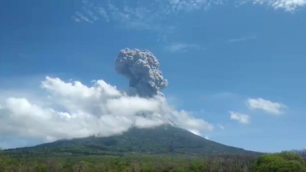 Индонезияда Левотоло жанартауы атқылай бастады