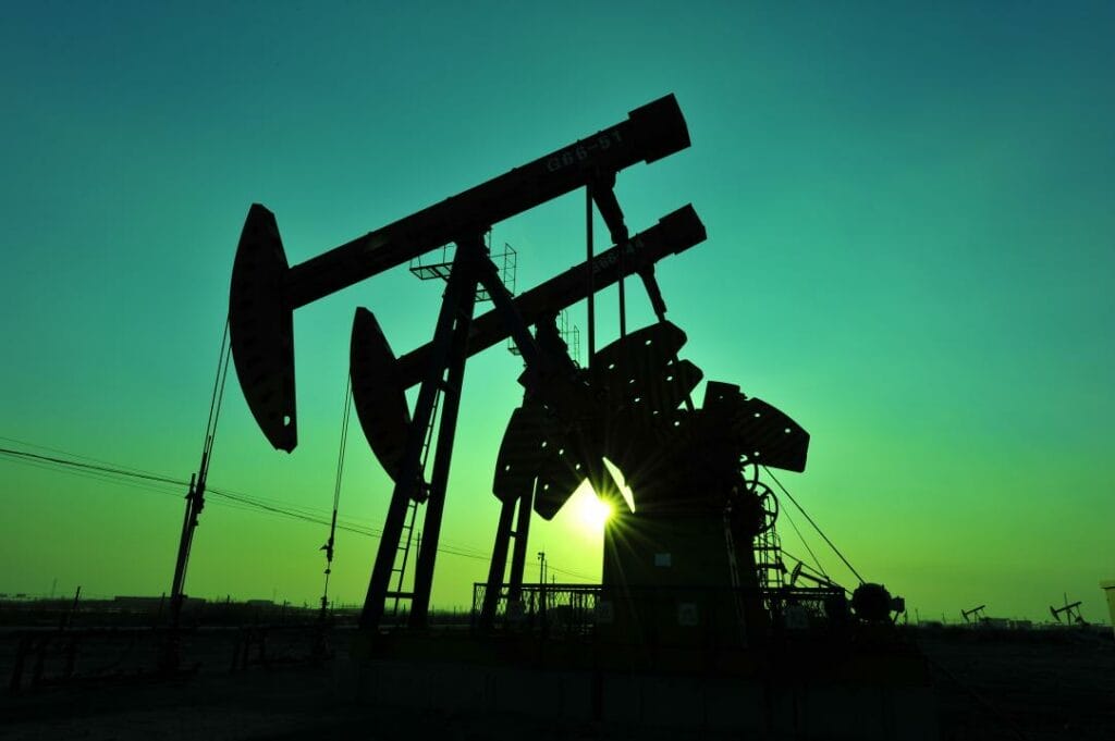 Нефть снижается в цене из-за переноса заседания ОПЕК+