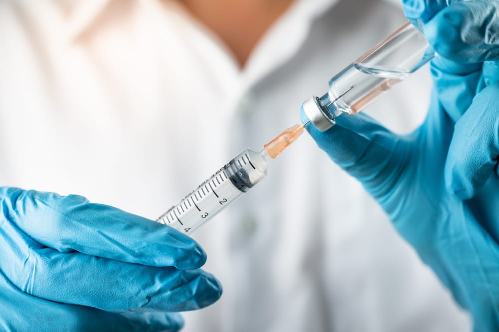 Великобритания одобрила вакцину производства Pfizer-BioNTech