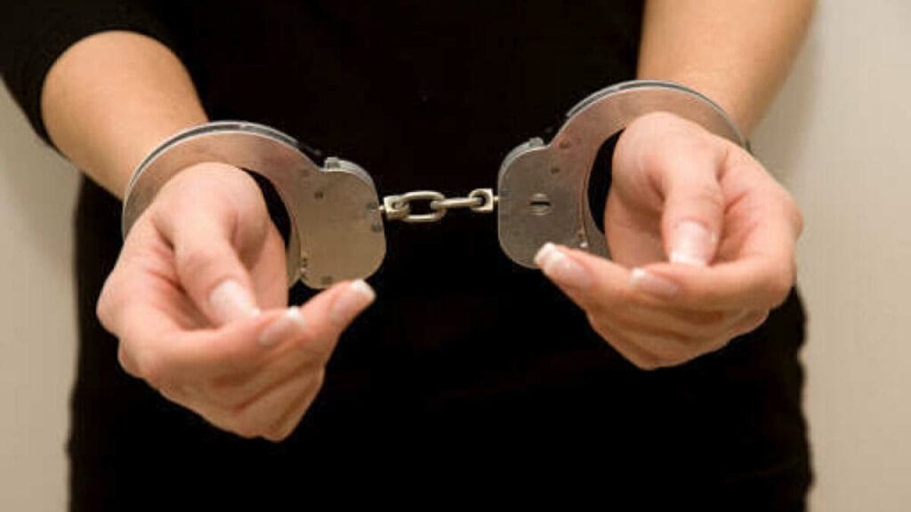 Сәбиін дәретханаға тастап кеткен әйел ұсталды