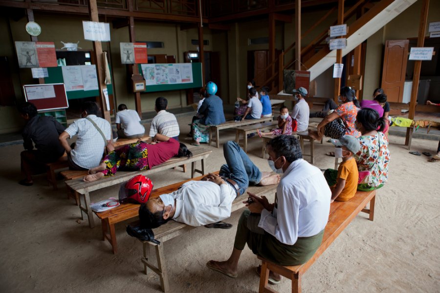 Үндістанда 350-ден астам адам белгісіз ауруға байланысты ауруханаға түсті
