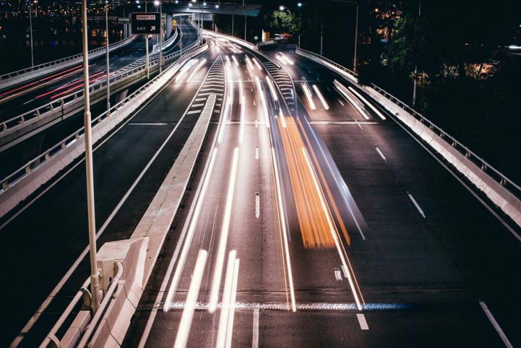 Автоматически штрафовать за превышение скорости на автобанах начнут в 2021 году