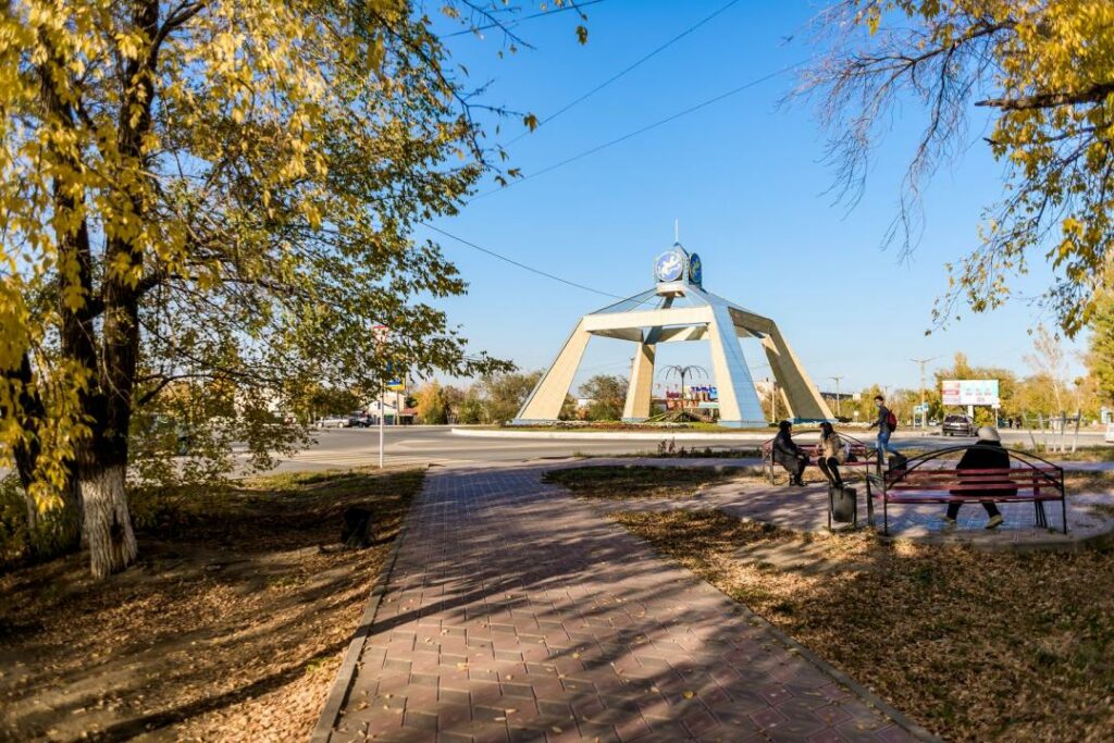 Аксу павлодарская область. Аксу (город, Павлодарская область). Стелла города Аксу. Поселок Аксу в Казахстане. Аксу Ермак.