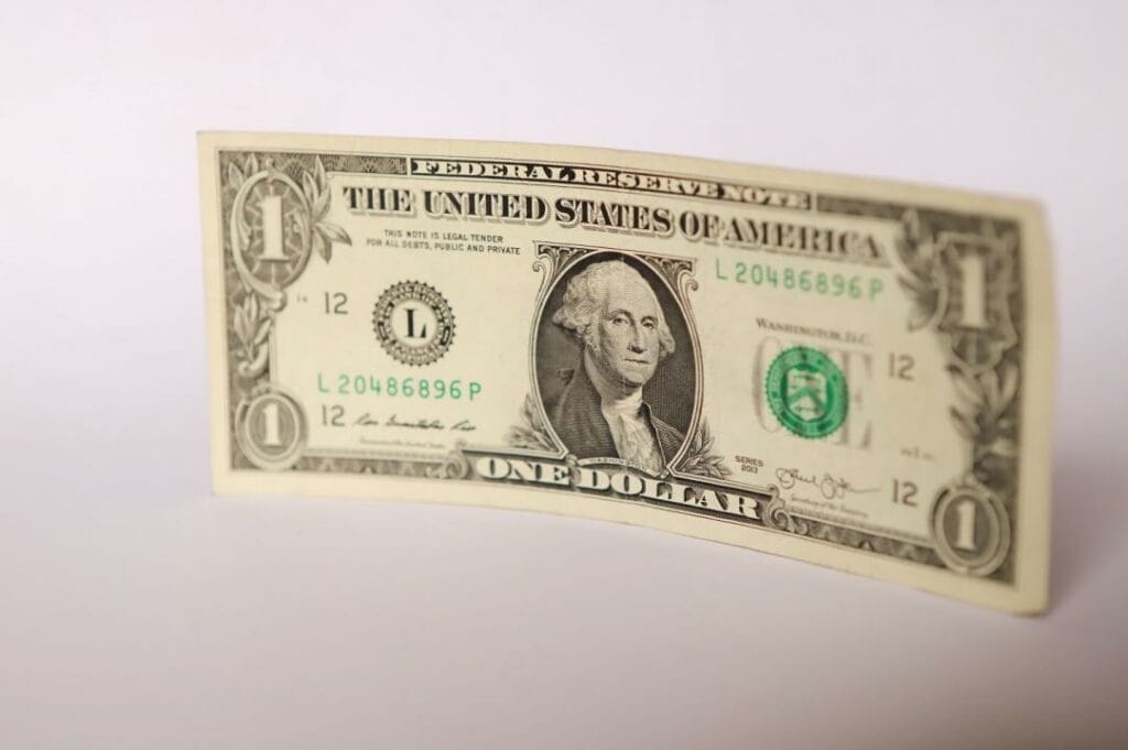 Доллар начал дорожать после падения накануне