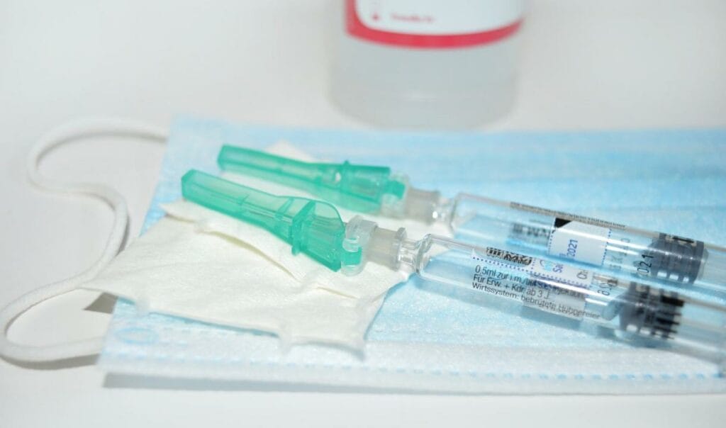 Прививку от коронавируса получили более 2,7 млн человек