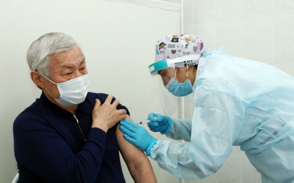 Бердибек Сапарбаев привился вакциной от коронавируса QazCovid-in