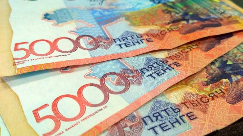 Тенге и рубль ослабли к доллару за неделю