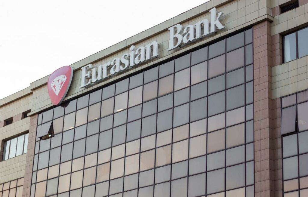 Евразийский банк продал свою «дочку» Совкомбанку