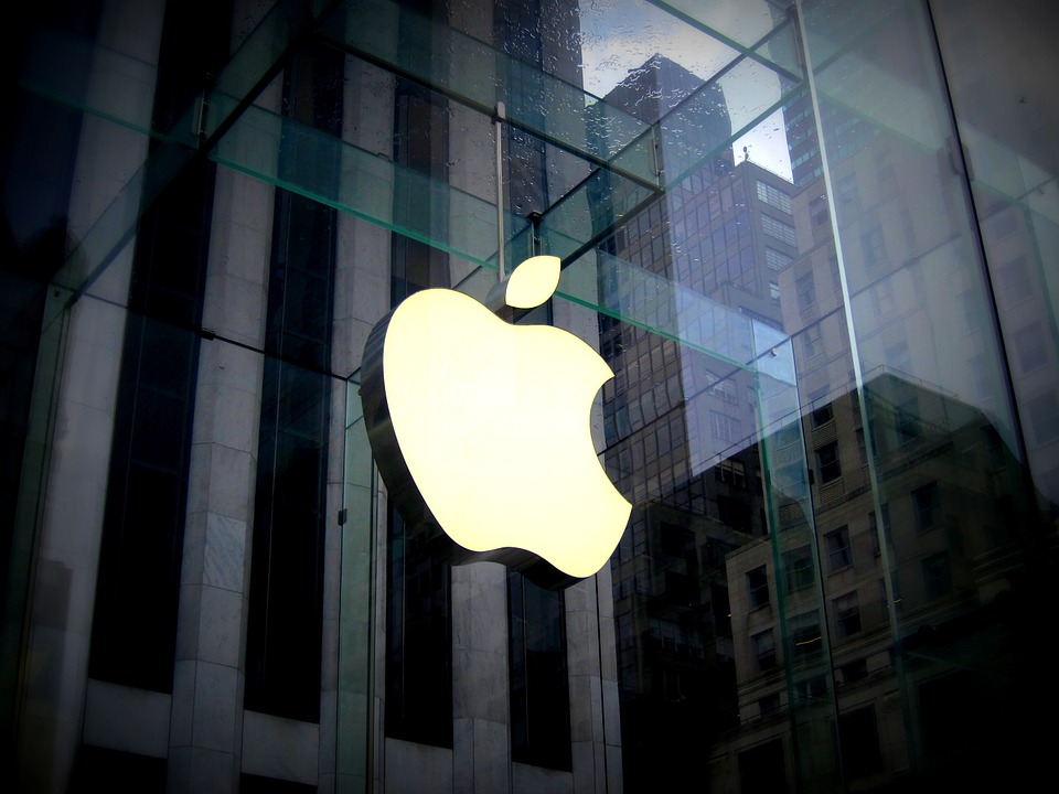 Вознаграждение главы Apple Кука выросло за год на 40%