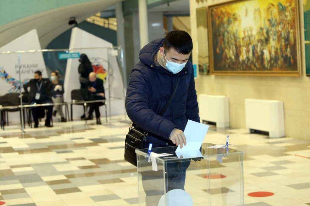 Сколько партии Казахстана потратили на один голос избирателя