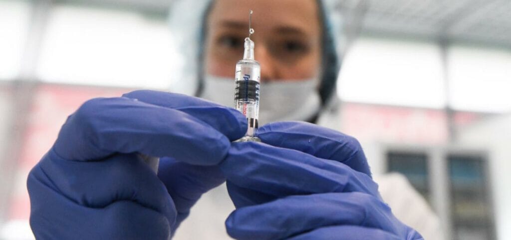 В России объявили массовую вакцинацию от COVID-19