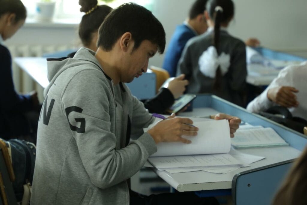 Часть студентов и школьников Казахстана вернется к оффлайн-обучению