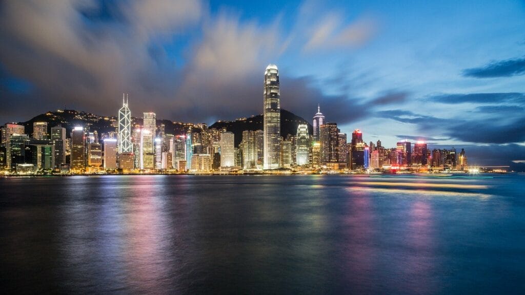 Китай введет санкции против американских чиновников из-за Гонконга